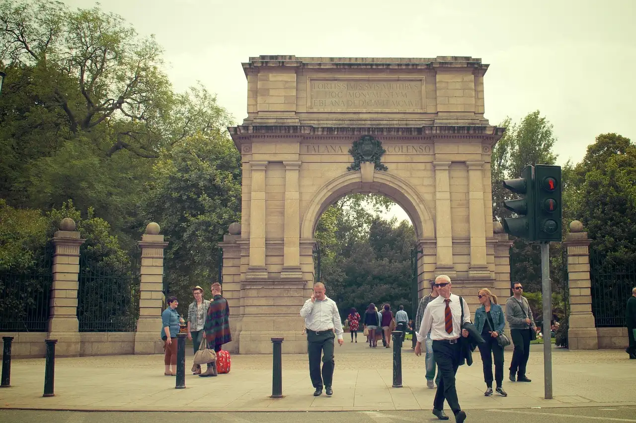 The stone Fusiliers' Arch at the entrance to St Stephen's Green in Dublin, with people walking past